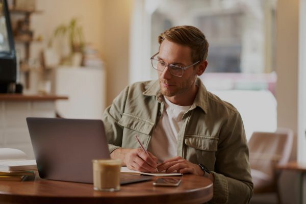 red flags to watch out for when hiring a freelancer web developer 600x400
