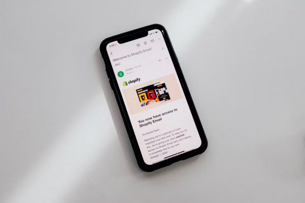 Why Startups Prefer a Freelance Shopify Web Developer for Store Launches 600x400
