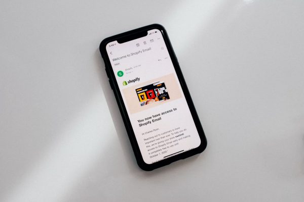 Why Startups Prefer a Freelance Shopify Web Developer for Store Launches 600x400